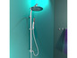 Un ensemble de douche chromé avec une grande douche de pluie et une douchette.