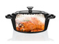 Une cocotte en fonte noire avec un poulet rôti à l'intérieur