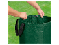 Un homme tient un sac de jardin vert.