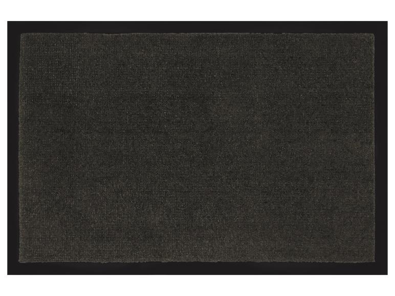 Tapis rectangulaire gris foncé à poils courts.