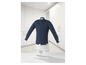 Une chemise bleue sur un défroisseur vapeur Cleanmaxx.