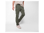 Pantalon cargo vert olive et baskets roses.