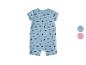Grenouillère bébé bleue avec motif surf et palmiers, avec échantillons de tissu.