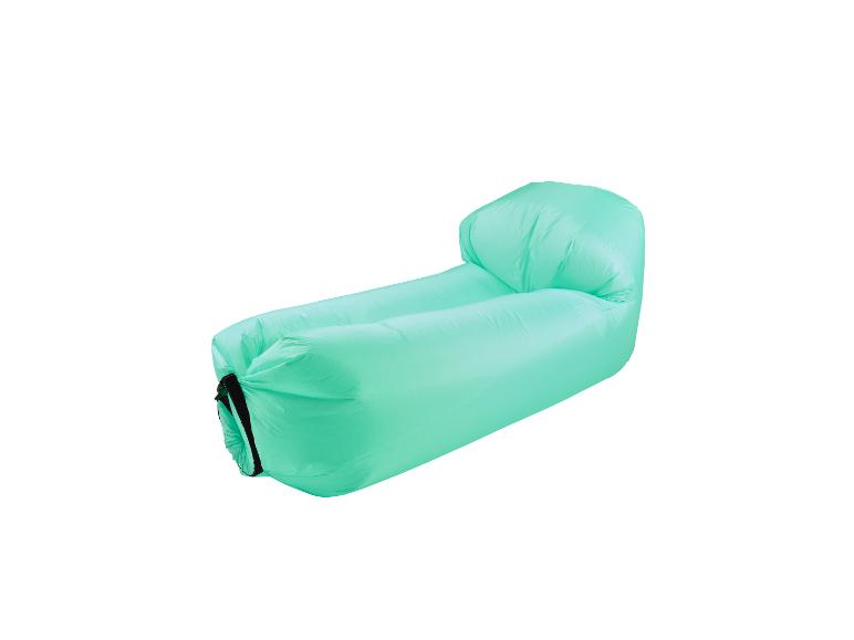 Transat gonflable vert menthe pour la détente en extérieur.