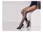 Jambes de femme avec des escarpins noirs et des collants brillants.