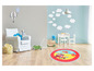 Une chambre d'enfant avec un tapis de camion de pompier et une voiture de jouet.