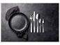Ensemble de couverts GSW Premium avec assiette et serviette sur fond sombre.