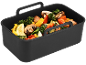 Moule en silicone noir pour friteuse sans huile rempli de légumes grillés.