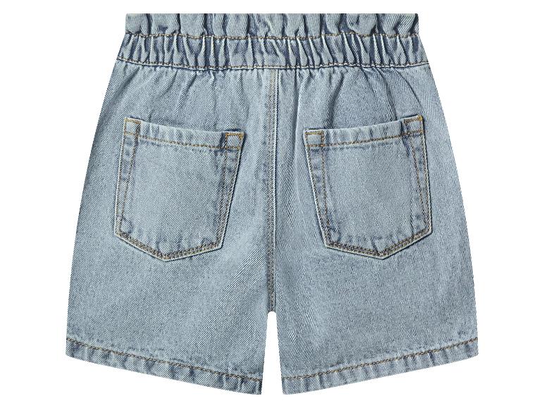 Short en jean bleu clair avec taille élastique et deux poches arrière.