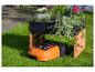 Robot tondeuse et jardinière fleurie : entretien facile du jardin.