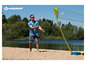 Un homme joue au badminton sur la plage avec une raquette Schildkröt.