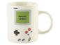 Une tasse blanche avec un design Game Boy.