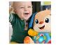Un bébé souriant joue avec le chiot en peluche Fisher-Price Lernspaß.