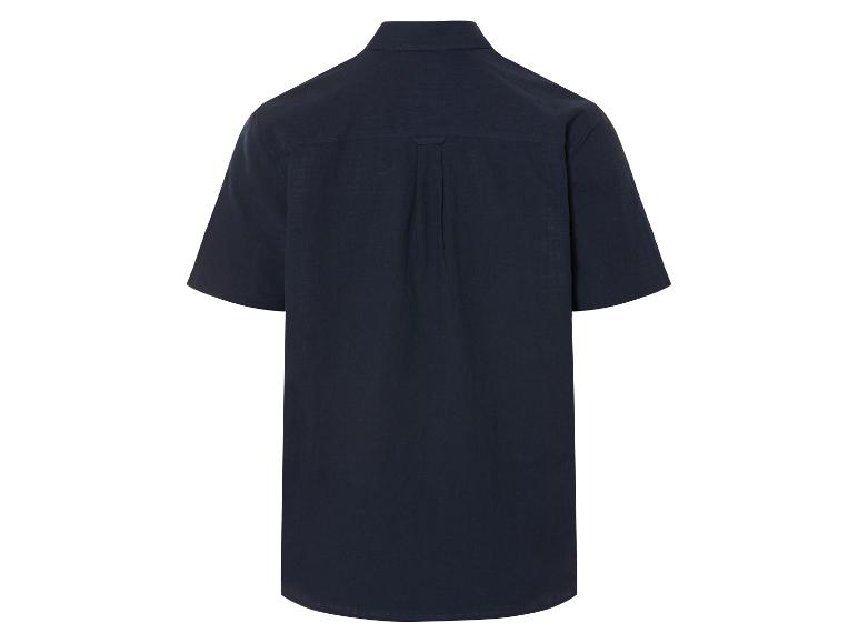 Une chemise bleu marine à manches courtes, vue de dos.