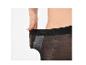 Femme étirant la ceinture d'un collant noir transparent