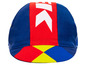 Une casquette de vélo bleue, rouge et jaune avec un logo blanc.