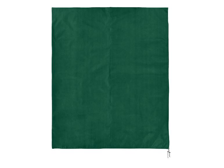 Bâche rectangulaire vert foncé avec cordons de serrage dans un coin.