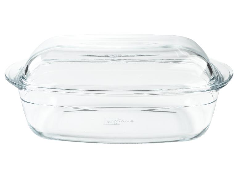 Un plat à gratin en verre avec couvercle de la marque Pyrex.