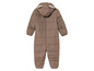 Une combinaison bébé marron avec capuche et oreilles.