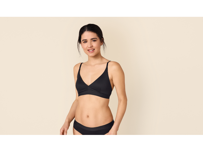 Femme en soutien-gorge et culotte côtelés noirs