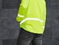 Un gilet de sécurité jaune avec des bandes réfléchissantes.