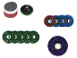Assortiment de disques abrasifs, de disques à lamelles et d'un plateau de support pour le ponçage.