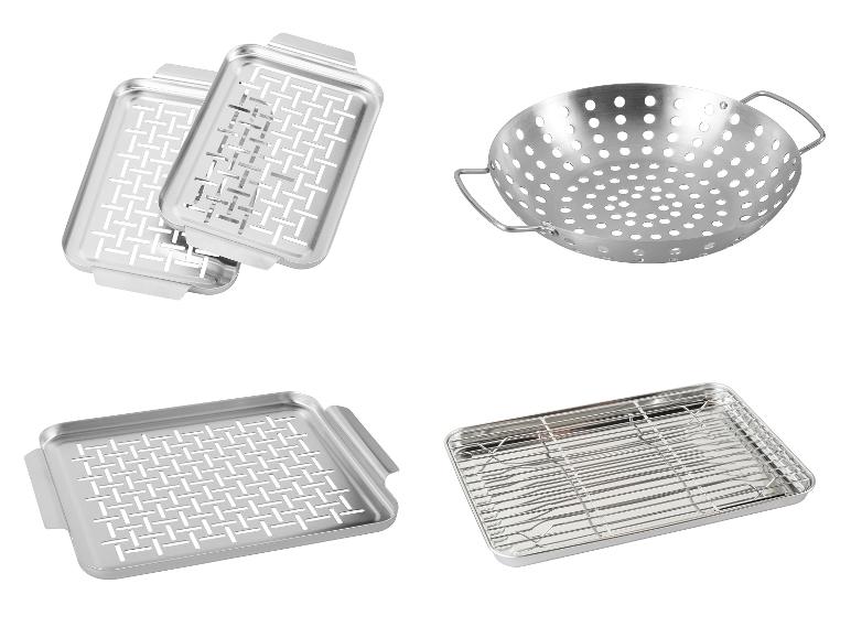 Paniers et plateaux de grill en acier inoxydable pour la cuisson, y compris un wok perforé et des plateaux rectangulaires.