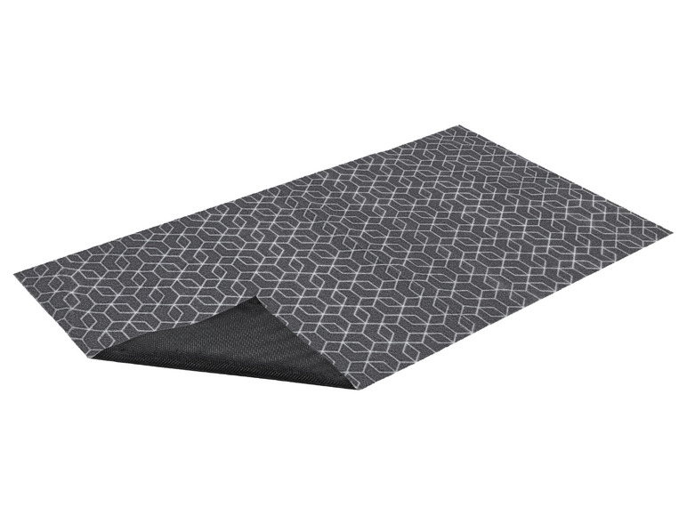 Un paillasson gris avec un motif géométrique.