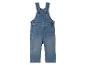 Une salopette en jean bleue pour bébé.