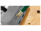 Une boîte à outils grise avec un fer à souder vert