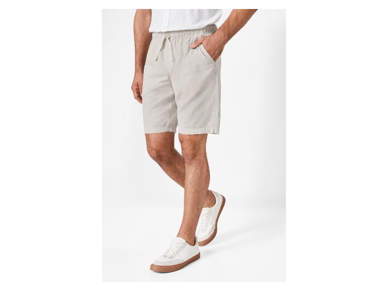 Shorts en lin beige et baskets blanches pour homme.
