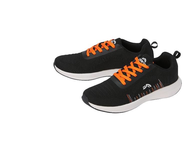 Une paire de baskets noires avec des lacets orange et des détails décoratifs.