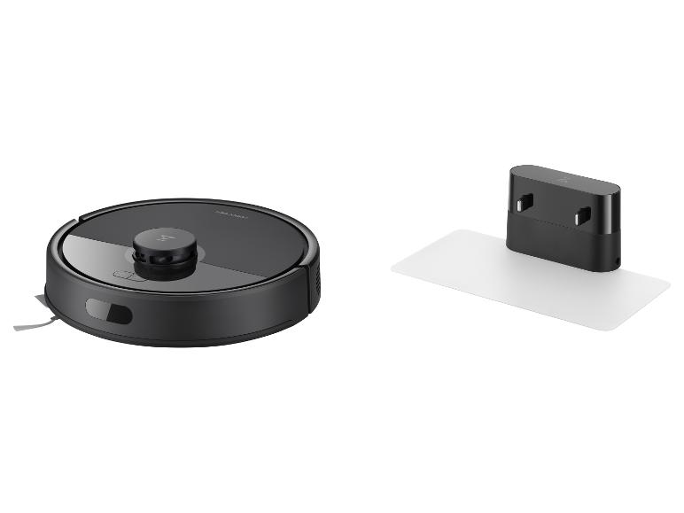 Aspirateur robot noir avec station de charge sur fond blanc.