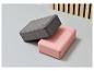 Deux blocs de yoga rose et gris de la marque 