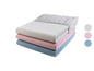 Une pile de draps en gris, rose et bleu.