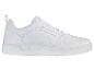Baskets blanches avec lacets blancs et détails perforés.