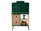Un établi en bois vert pour enfant avec une perceuse jouet Bosch