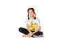 Une fille portant un t-shirt Pokemon blanc avec un legging noir.