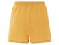 Shorts en tissu jaune moutarde.