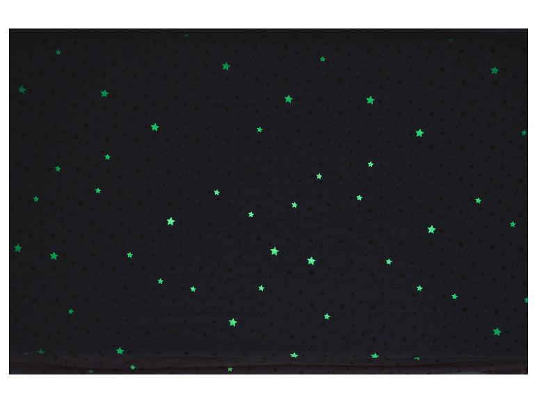 Tissu avec des étoiles fluorescentes dans le noir.