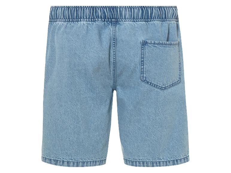 Shorts en jean bleu clair, coupe décontractée.