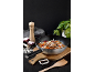 Wok avec nouilles, viande et légumes, avec moulin à poivre et sauce soja sur bois.