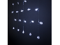 Guirlande lumineuse LED en forme de flocon de neige sur fond sombre.
