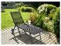 Chaise longue de jardin pliable avec structure en métal et assise en corde tressée.