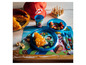 Assiette, tasse, couverts et set de table Super Mario avec gâteau et fraises.