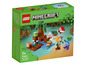 Set LEGO Minecraft avec un arbre, un lac, un zombie et Alex.