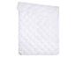 Couette blanche matelassée avec un motif de losanges, pliée en deux.