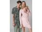 Un homme et une femme portent des vêtements décontractés, il porte une chemise verte à imprimé camouflage et elle une robe rose.