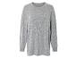 Un pull gris à manches longues.