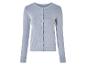Un cardigan en tricot bleu clair.